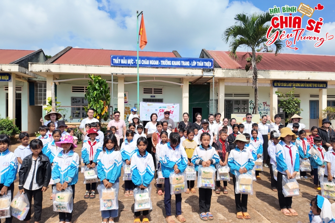 Hải Bình Gia Lai Trao sách vở - gửi yêu thương đến với học trò có hoàn cảnh đặc biệt khó khăn